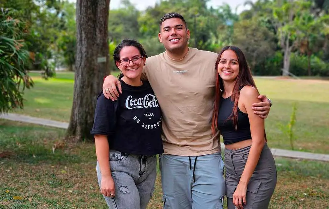 Cuatro estudiantes de Ingeniería Industrial de la Facultad de Ingeniería y Ciencias de la Universidad Javeriana Cali viajaron a Italia en septiembre para llevar a cabo su doble titulación en la Maestría en Engineering and Management en el prestigioso Politécnico di Torino. Esta iniciativa no solo representa un avance significativo en sus trayectorias académicas, sino que también abre puertas a un mundo de oportunidades laborales a nivel internacional.