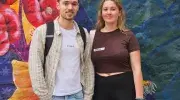 Dos estudiantes internacionales posando en el campus de la Javeriana Cali