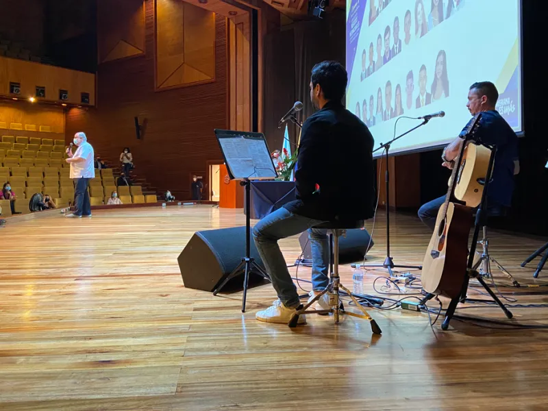 Estudiantes de Negocios Internacionales vivieron una emotiva Ceremonia de Conexión