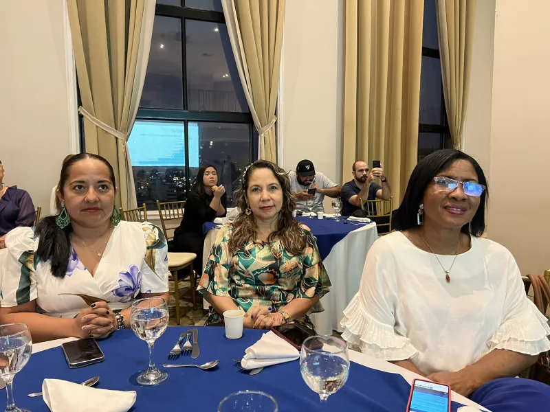 La Facultad de Ciencias Económicas y Administrativas - FCEA llevó a cabo, una jornada de encuentro para empresarios y egresados que contó con un seminario internacional que abordó el tema de la Inteligencia Artificial aplicada para las estrategias organizacionales