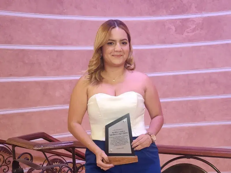 María Camila Mendoza con el reconocimiento
